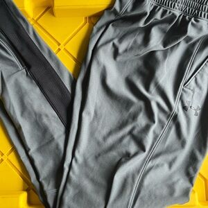 Men’s Under Armour Sweats w/Zipper Ankle
Size Small